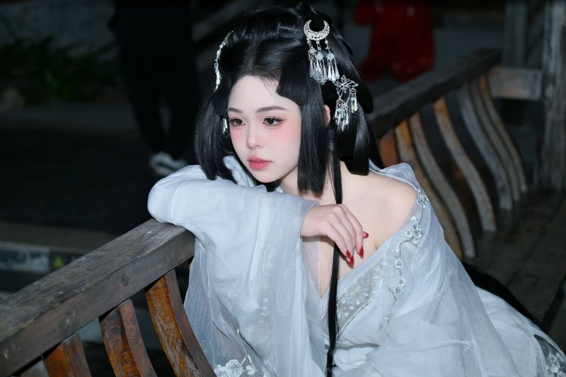 夏夜流萤，月影照闲云